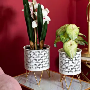 Set 2 Portavasi Metallo Bianco Oro con Vasi Rimovibili Intagli Decorativi 2