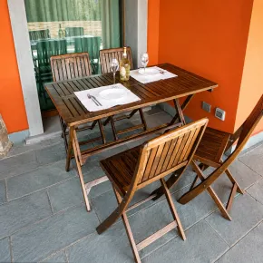 Tavolo e 4 Sedie in Legno Set Pieghevole Tavolino da Pranzo per Esterno 2